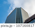 高層ビルを見上げるオフィス街の風景 107160817