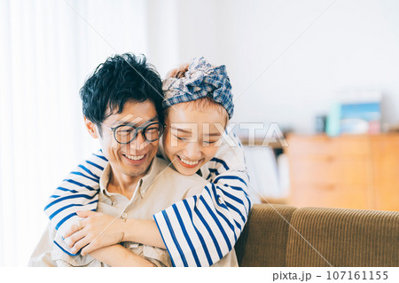 ハグをするカップル 107161155