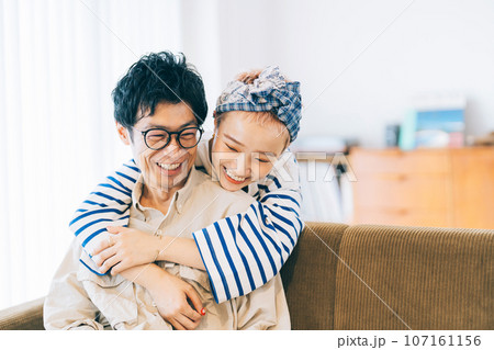 ハグをするカップル 107161156