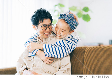 ハグをするカップル 107161159