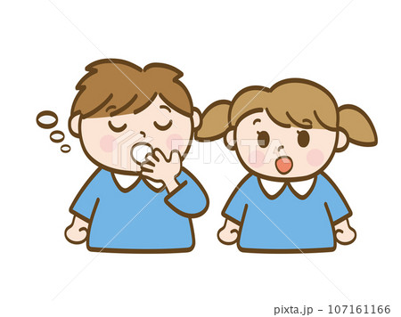 眠くてあくびをする男の子とそれを見て驚く女の子_保育園児の兄妹 眠くてあくびをする男の子とそれを見て驚く女の子_保育園児の兄妹 107161166