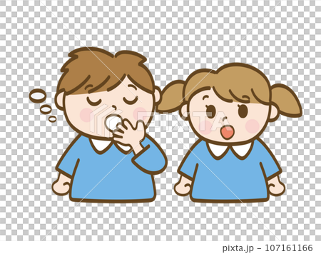 眠くてあくびをする男の子とそれを見て驚く女の子_保育園児の兄妹 眠くてあくびをする男の子とそれを見て驚く女の子_保育園児の兄妹 107161166