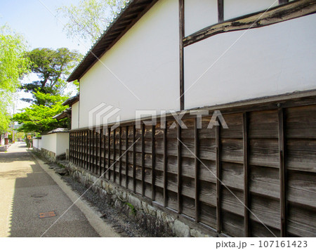 古い武家屋敷の板張りの壁 107161423