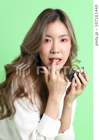 Eating Japanese Food 107161440