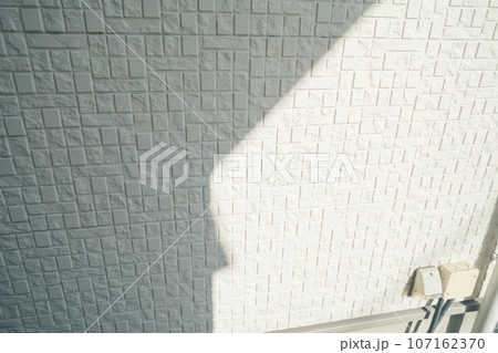 一戸建ての外壁に落ちる影 一戸建ての外壁に落ちる影 107162370