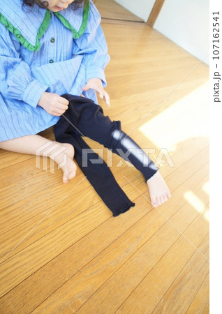 自分でズボンを履く小さな女の子 自分でズボンを履く小さな女の子 107162541