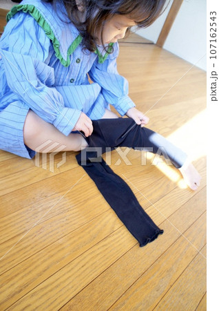 自分でズボンを履く小さな女の子 自分でズボンを履く小さな女の子 107162543