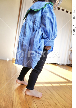 自分でズボンを履く小さな女の子 107162552