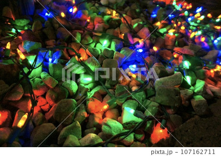 砂利の上に置かれたクリスマスの電飾 107162711