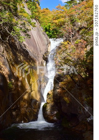 紅葉の御岳昇仙峡　秋景色 107162760