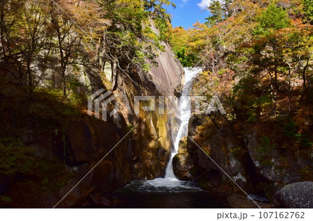 紅葉の御岳昇仙峡　秋景色 107162762