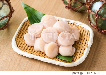 ざるに盛ったホタテ貝柱 ざるに盛ったホタテ貝柱 107163088