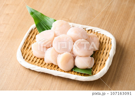 ざるに盛ったホタテ貝柱 ざるに盛ったホタテ貝柱 107163091