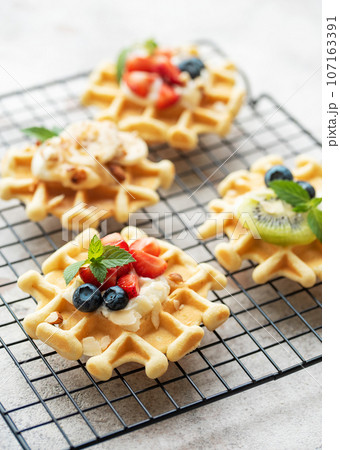 Freshly baked waffles with strawberries and blueberries 107163391