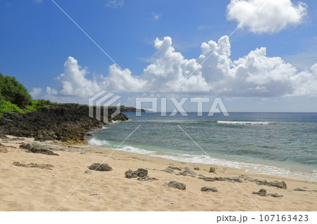与那国島ダンヌ浜の美しい砂浜の風景 与那国島ダンヌ浜の美しい砂浜の風景 107163423