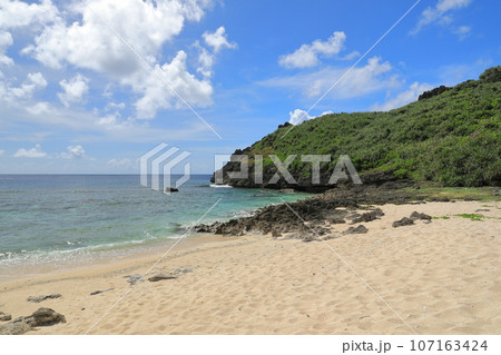 ターコイズブルーの透き通った海の与那国島ダンヌ浜の景色 107163424