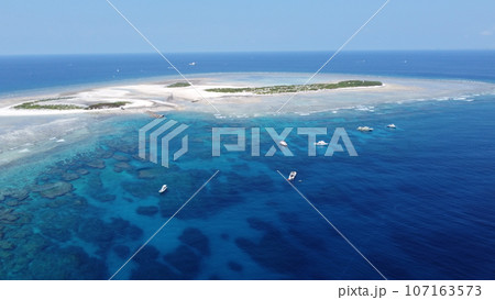 空撮-沖縄県チービシの神山島レジャー船ドローン撮影 空撮-沖縄県チービシの神山島レジャー船ドローン撮影 107163573