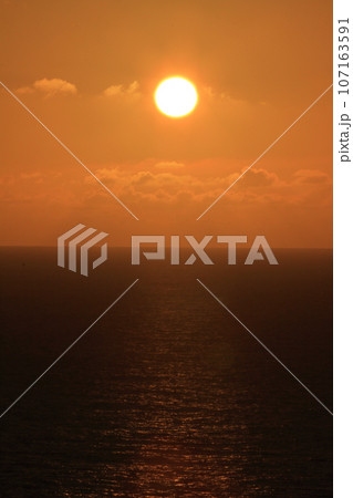 与那国島西崎からの日本で最後に沈む夕日の眺め 107163591