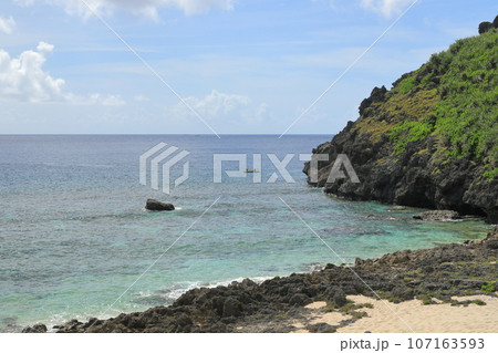 与那国島ダンヌ浜の透き通った美しい海の岩場へカヌーで向かう人 107163593