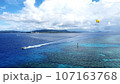 沖縄県国頭郡水納島上空瀬底島方面パラセールドローン空撮 107163768