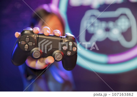 eスポーツ大会小学生個人戦イメージ　コントローラーを持つ女性 107163862