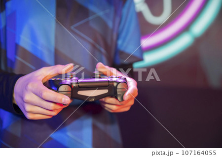 eスポーツ大会小学生個人戦イメージ コントローラー操作する女性 eスポーツ大会小学生個人戦イメージ コントローラー操作する女性 107164055