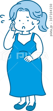 妊婦さんとお腹の胎動を気にする妊婦 107164150