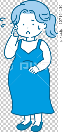 妊婦さんとお腹の胎動を気にする妊婦 107164150