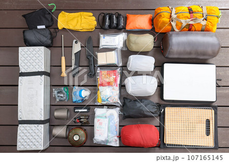 キャンプ用品の道具をザックの荷物にまとめる準備 キャンプ用品の道具をザックの荷物にまとめる準備 107165145