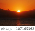 海に沈む夕日 107165362