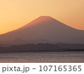 湘南から見た夕日と山 107165365