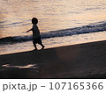 波打ち際で遊ぶ子供 107165366