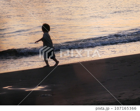 波打ち際で遊ぶ子供 波打ち際で遊ぶ子供 107165366