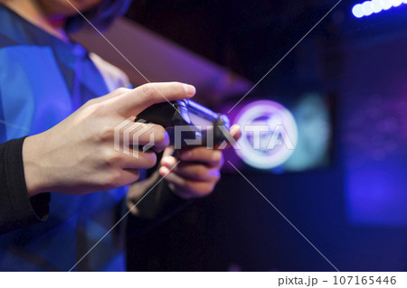 eスポーツ大会小学生個人戦イメージ コントローラー操作する女性 eスポーツ大会小学生個人戦イメージ コントローラー操作する女性 107165446