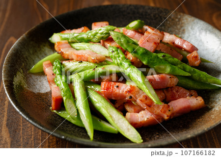 アスパラベーコン炒め アスパラベーコン炒め 107166182
