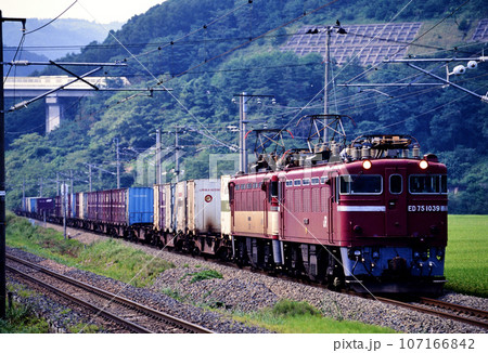 2002年　旧東北本線を走るED751039重連コンテナ貨物列車 107166842