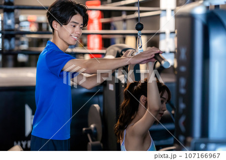 スポーツジムのトレーナー スポーツジムのトレーナー 107166967