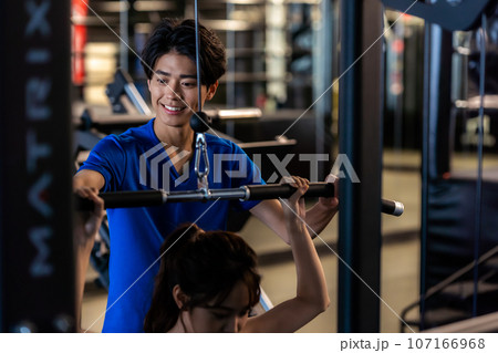スポーツジムのトレーナー スポーツジムのトレーナー 107166968