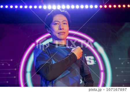 eスポーツ大会　個人戦イメージ　胸に手を当てる男性 107167897