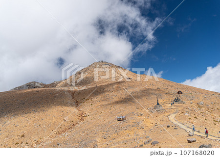 八丁ダルミ越しの剣ヶ峰　御嶽山 107168020