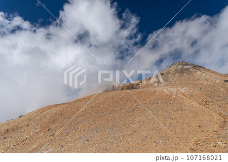 八丁ダルミ越しの剣ヶ峰　御嶽山 107168021