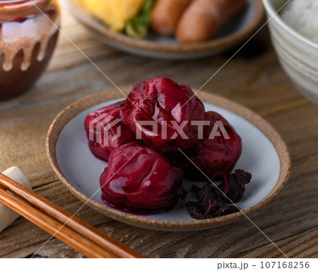 昔ながらの酸っぱい梅干し （ しそ漬け 紀州南高梅 ） 107168256