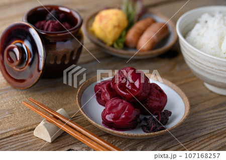 昔ながらの酸っぱい梅干し ( しそ漬け 紀州南高梅 ) 昔ながらの酸っぱい梅干し ( しそ漬け 紀州南高梅 ) 107168257