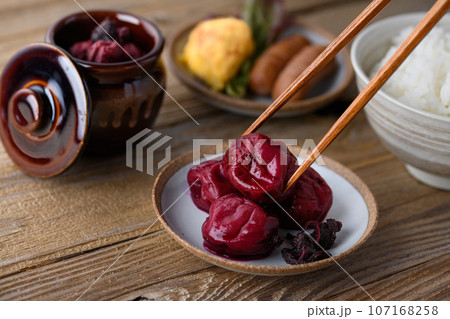 昔ながらの酸っぱい梅干し （ しそ漬け 紀州南高梅 ） 107168258