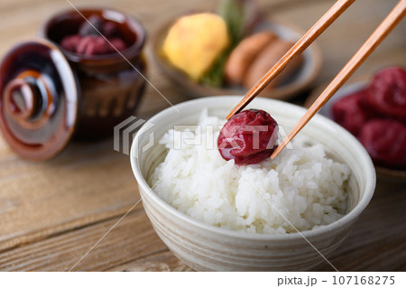 昔ながらの酸っぱい梅干し ( しそ漬け 紀州南高梅 )あったかいご飯にのせて 昔ながらの酸っぱい梅干し ( しそ漬け 紀州南高梅 )あったかいご飯にのせて 107168275