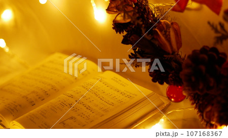 賛美歌とクリスマスリース 賛美歌とクリスマスリース 107168367