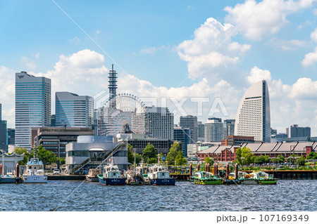 【神奈川県】夏空と横浜みなとみらいの街並み 107169349