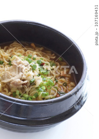 肉入り韓国ラーメン 肉入り韓国ラーメン 107169431