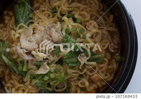 肉入り韓国ラーメン 肉入り韓国ラーメン 107169433