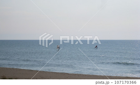 海に浮かぶウィングサーフィン 海に浮かぶウィングサーフィン 107170366